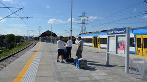 Podróżni na peronie przystanku Rybnik Paruszowiec