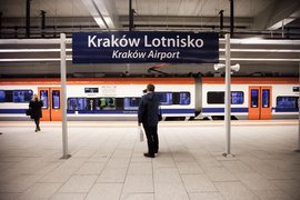 Podróżny czekający na pociąg na stacji Kraków Lotnisko